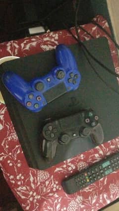 ps4 500 gb slim with box 2 original controllers and 5 games