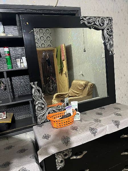 only dressing table in good condition 3