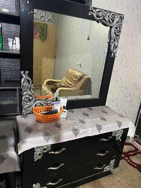 only dressing table in good condition 4