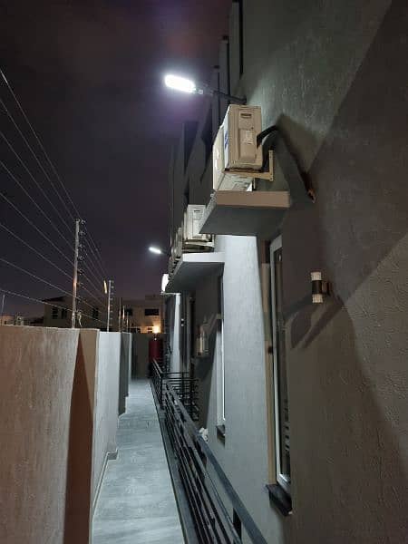 MODI Outdoor Solar Light / LED Solar Street Light with Remote Control 4