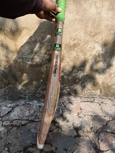 English willow bat 1 year Used 10 by 10 Condition 3