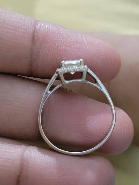 gold ring 18k with moissanite diamond 1