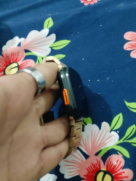 New watch ha 10/10 with box and charger price Kam ho jay ge 3