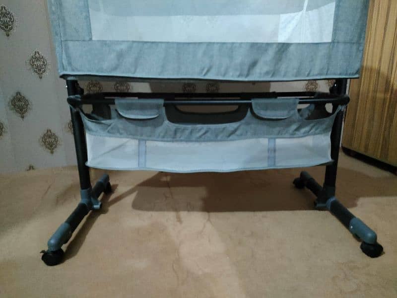 Baby bed basket crip for urgent sale 0