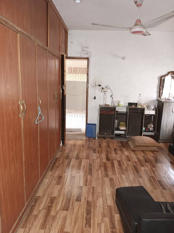 Ladies sharing rooms. Gulshan block 16. boundry waal project. 18000 12