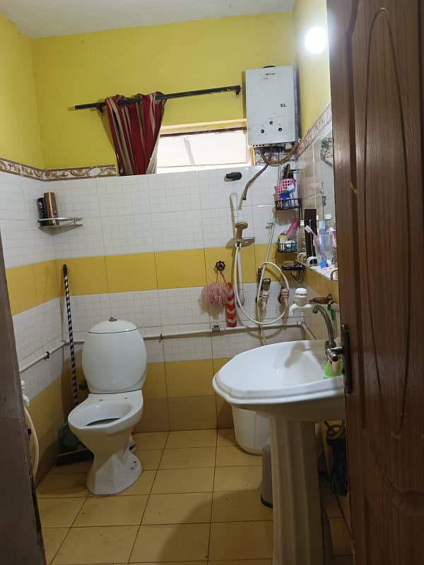 Ladies sharing rooms. Gulshan block 16. boundry waal project. 18000 16