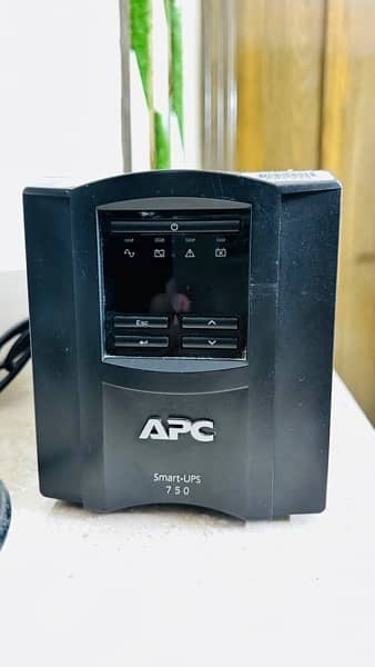 APC SMART UPS 750VA / 500W LCD 230v 0