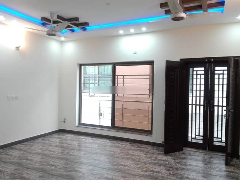 Buy 1800 Square Feet Upper Portion At Highly Affordable Price 6