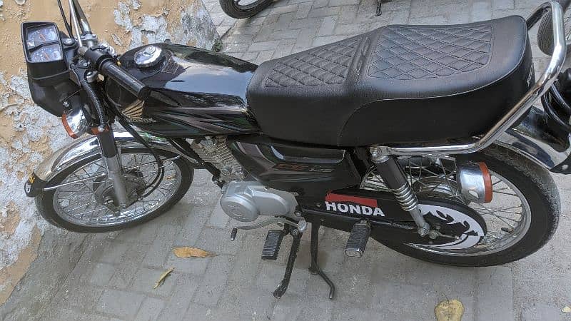 Honda 125 [2023 Model) Bike For Sale in Lahore - Read Description 8