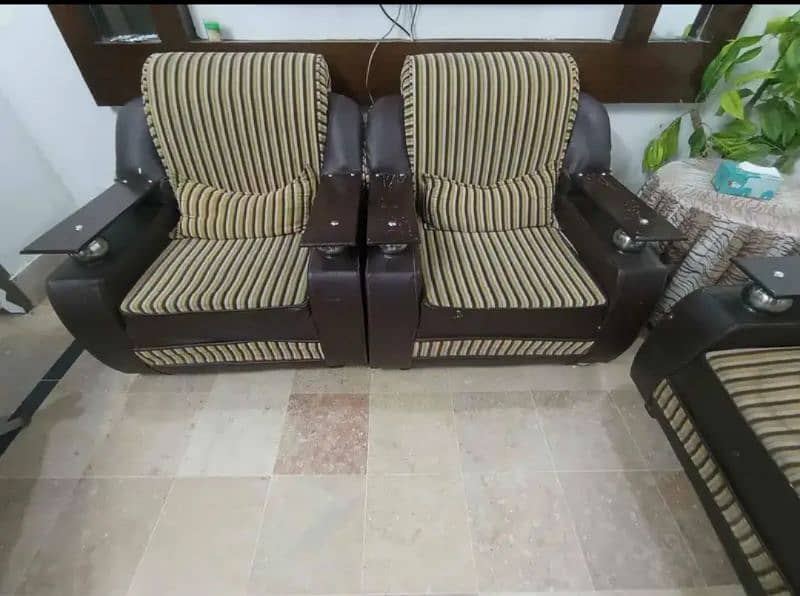 5 Seater Sofa Set In Good Condition 1