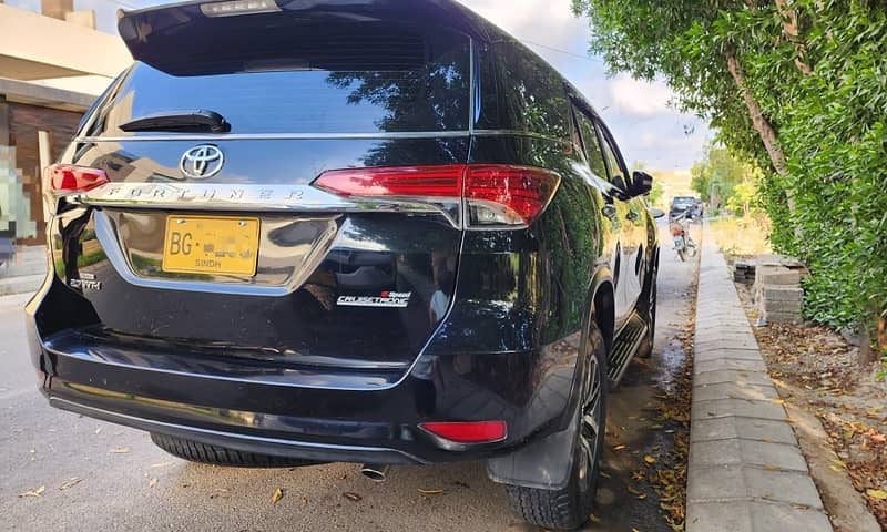 2018 Toyota Fortuner V Variant Petrol 4x4 - Immaculate Condition 3