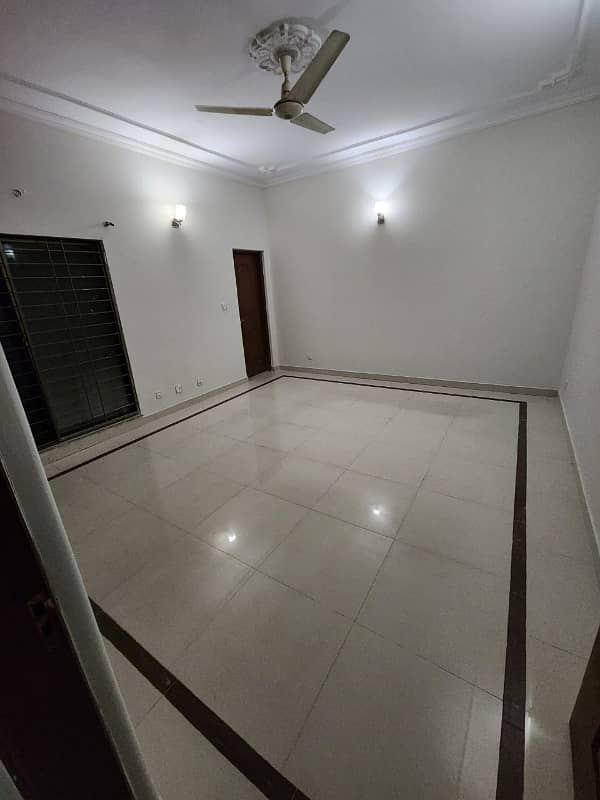 12 marla slightly use corner double unite bungalow for sale in P. A. F new officer colony opposite askari 9 zararr shaheed road lahore 6
