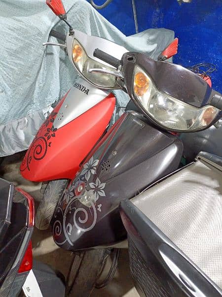 petrol and electric scooty available contact at 03004142432 16