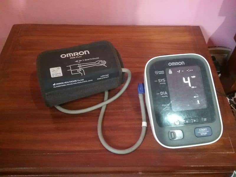 Omron digital bp monitor model 786 , 10 series for sale urgent 3