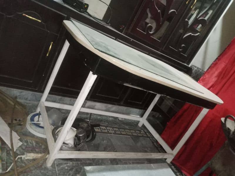 study table good condition afordable price 0