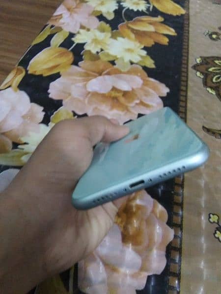 IPHONE 11 10/10 CONDITION 7