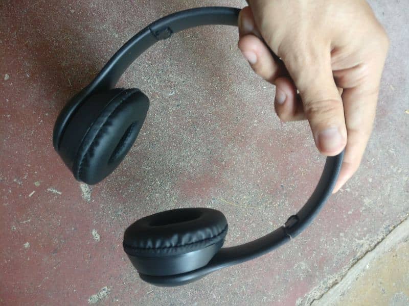 P47 Wireless Headphones 1