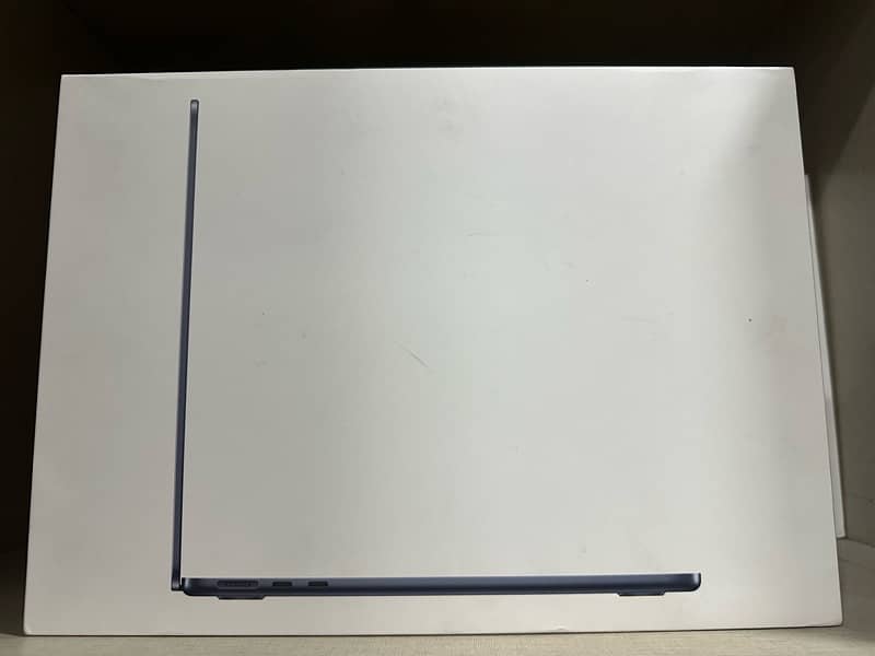 Apple Macbook Air m2 midnight colour 13 inch 3