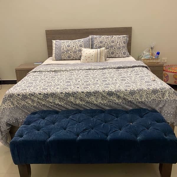 queen size bed 0