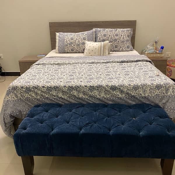 queen size bed 1