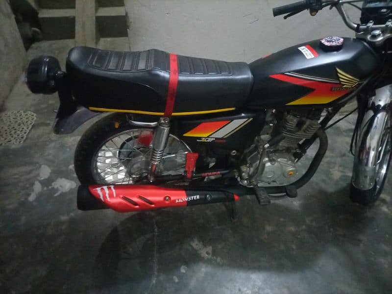 selling my bike 125 lush condition 3