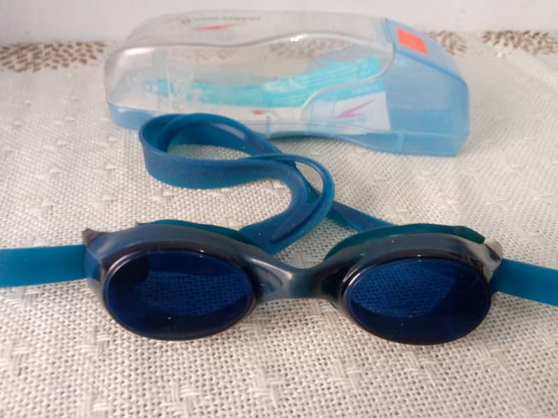 Swimming set ,including goggles and costume 4