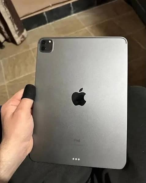 ipad pro m2 128 GB 11 inche with box and charger. 90%+ battery health. 1