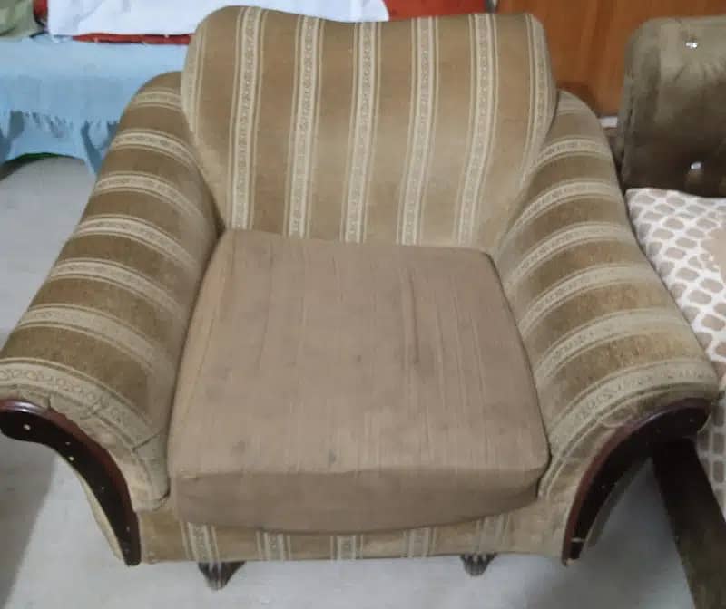 1+2+3( 6 seated sofa set) for sale. usable condition 2
