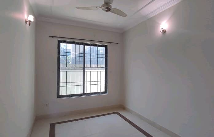 2800 Square Feet Upper Portion In Only Rs. 110000 4
