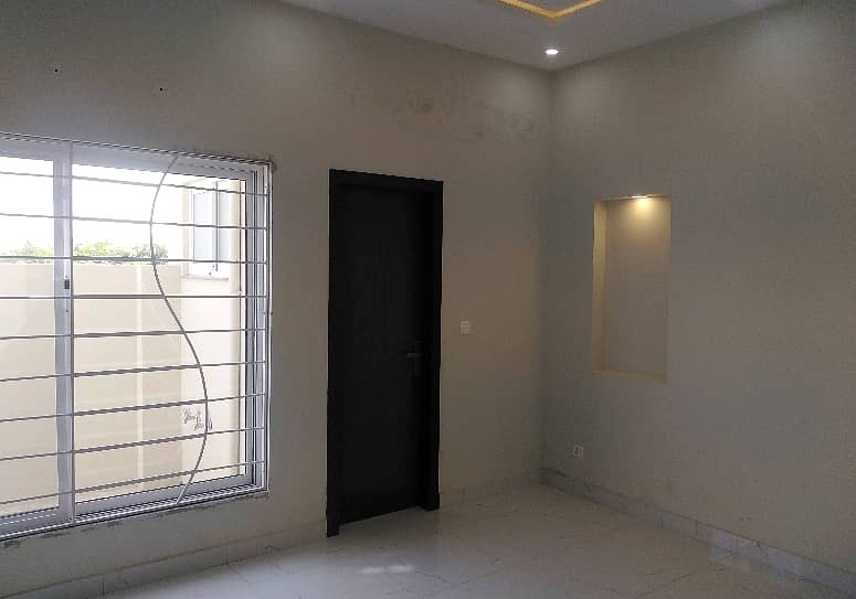 2800 Square Feet Upper Portion In Only Rs. 110000 7