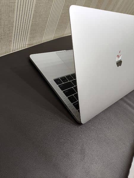 Apple MacBook Pro retina display 2019 i7 10by10condition 1