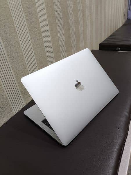 Apple MacBook Pro retina display 2019 i7 10by10condition 2