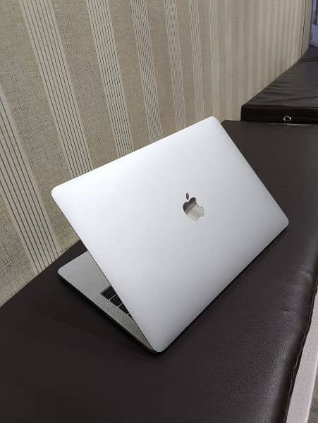 Apple MacBook Pro retina display 2019 i7 10by10condition 3