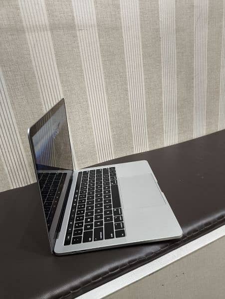 Apple MacBook Pro retina display 2019 i7 10by10condition 4