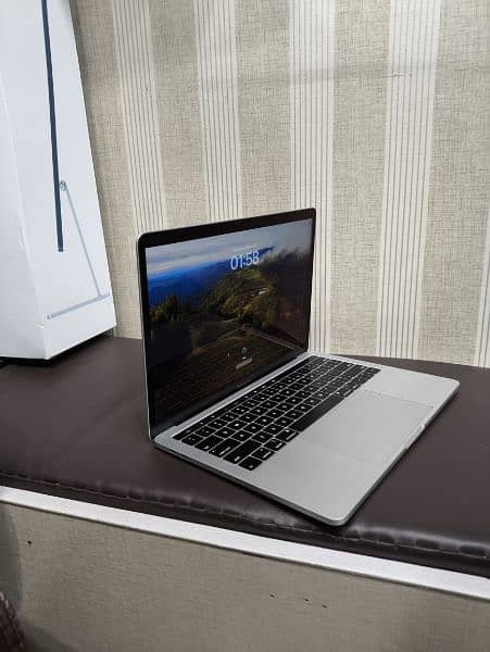 Apple MacBook Pro retina display 2019 i7 10by10condition 5