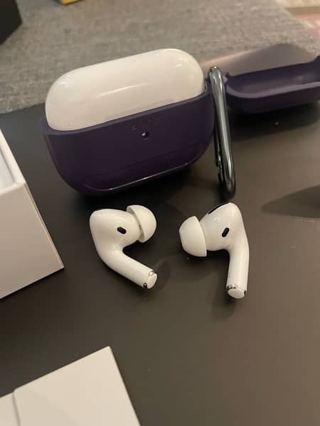 AirPods Pro with wireless charging case 0