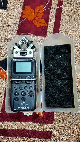 Zoom H5 4-Input / 4-Track Portable Handy Recorder with X/Y Mic 0