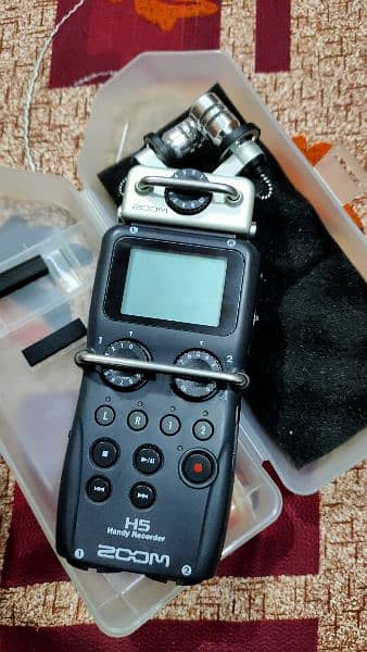 Zoom H5 4-Input / 4-Track Portable Handy Recorder with X/Y Mic 2