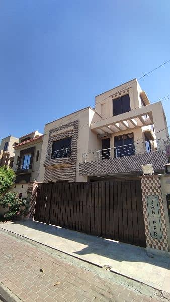 10 Marla House for rent Janiper Block Opposite Park and Beacon house 0