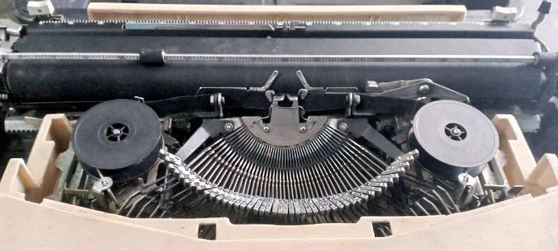 ABA Deluxe 1976 Typewriter 1