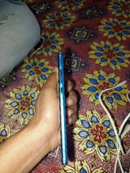 box with charge original condition 10 by 5 and back camera saf hona ha 4