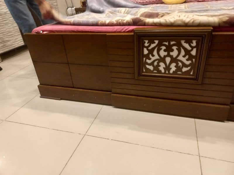 King-sized bed with sidetables 6
