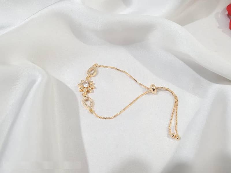 Elegant Flower Design Bracelet, Golden 0