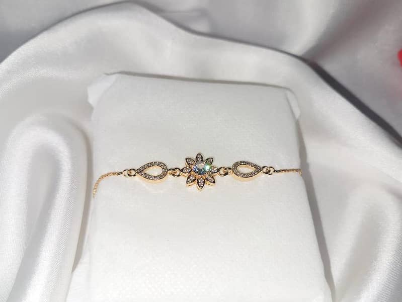 Elegant Flower Design Bracelet, Golden 2
