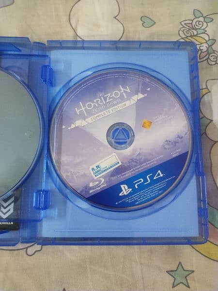 PlayStation 4 fat 500gb 1200 series with one controller and three cds 10