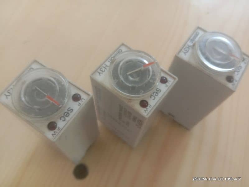Omron H3Y-2 timer relays 5