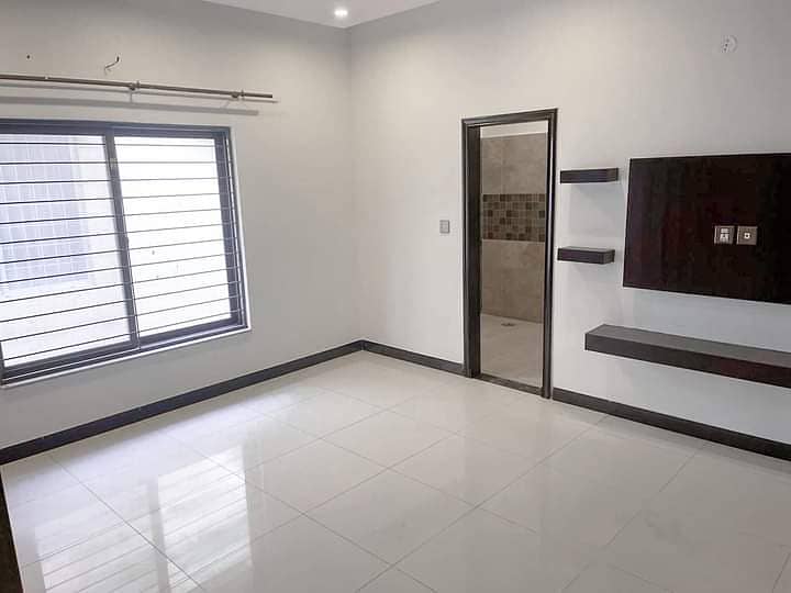 10 Marla Beautiful House Available For Rent In Iqbal Block Bahria Town Lahore 0