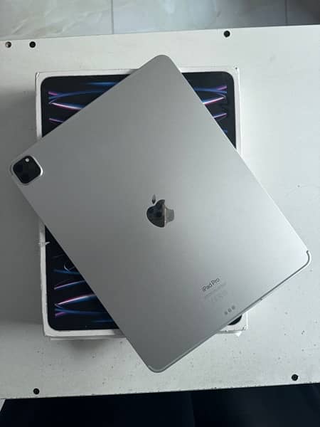 Ipad pro 6th generation 12.9 inch M2 128 gb wifi + cellular 1