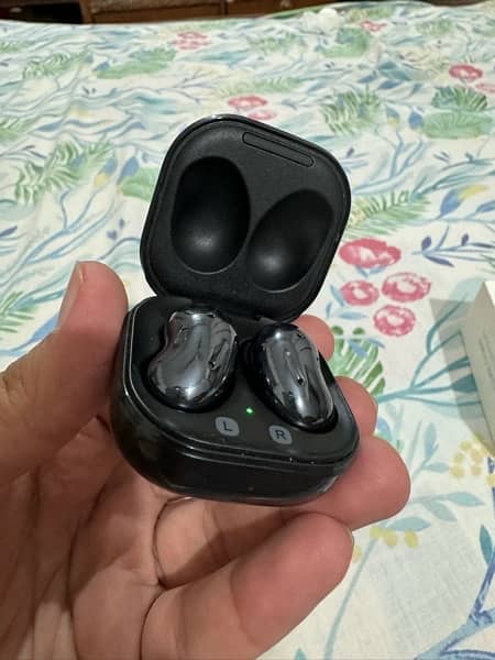 Samsung Galaxy Buds Live - Excellent Condition 2