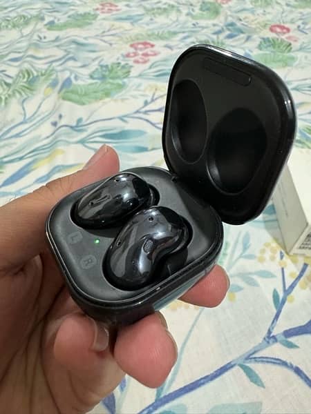 Samsung Galaxy Buds Live - Excellent Condition 3
